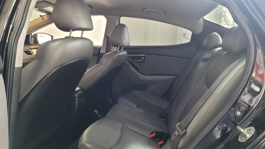 Hyundai Elantra Preto