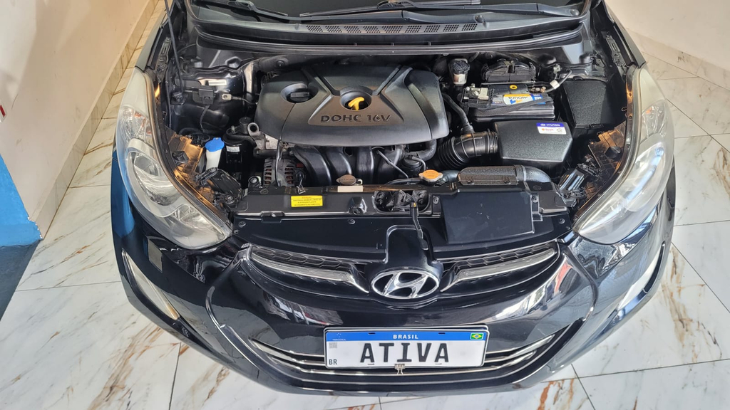 Hyundai Elantra Preto