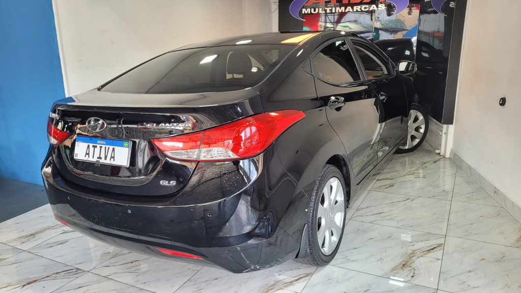 Hyundai Elantra Preto