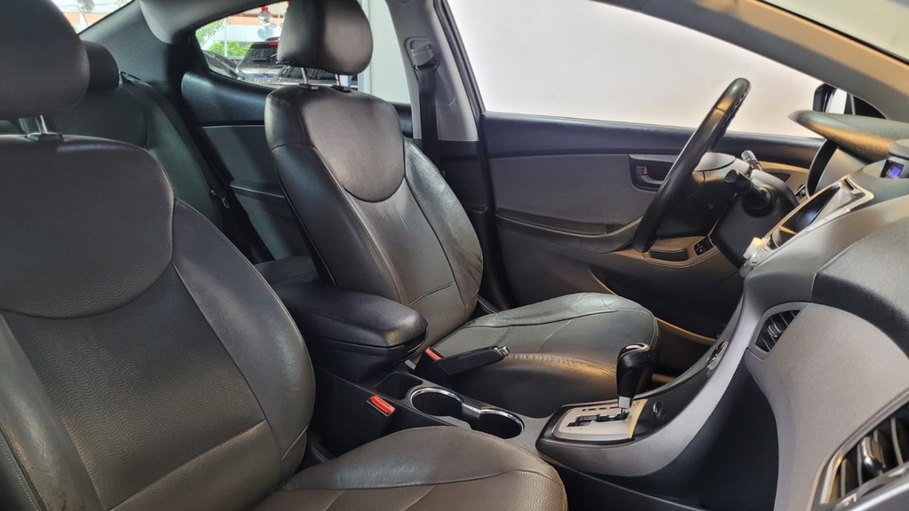Hyundai Elantra Preto