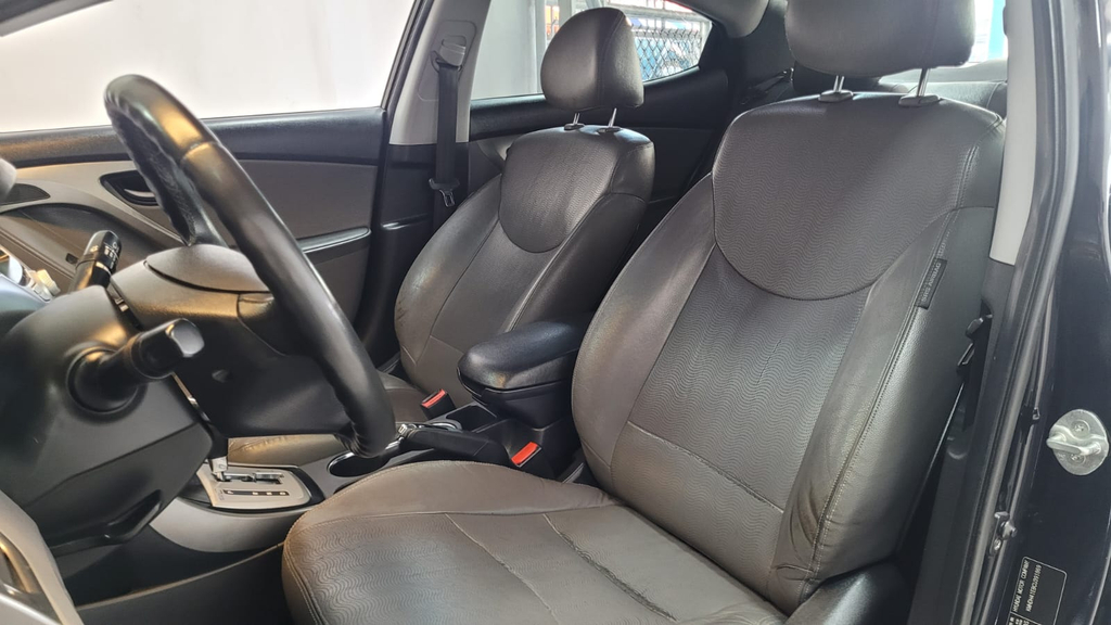Hyundai Elantra Preto