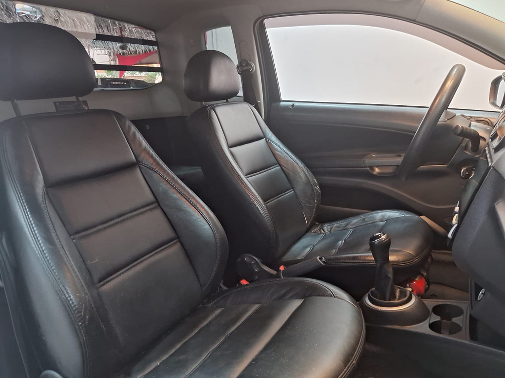 Volkswagen Saveiro Preto