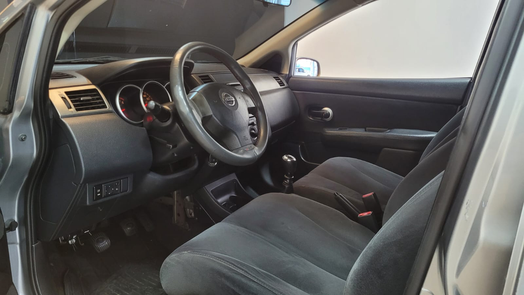 Nissan Tiida Cinza