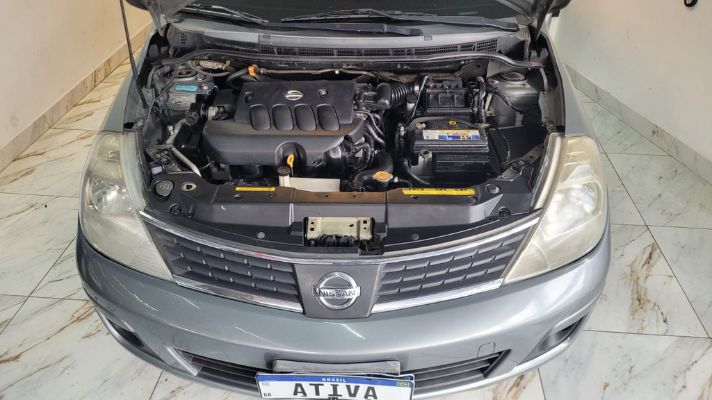 Nissan Tiida Cinza