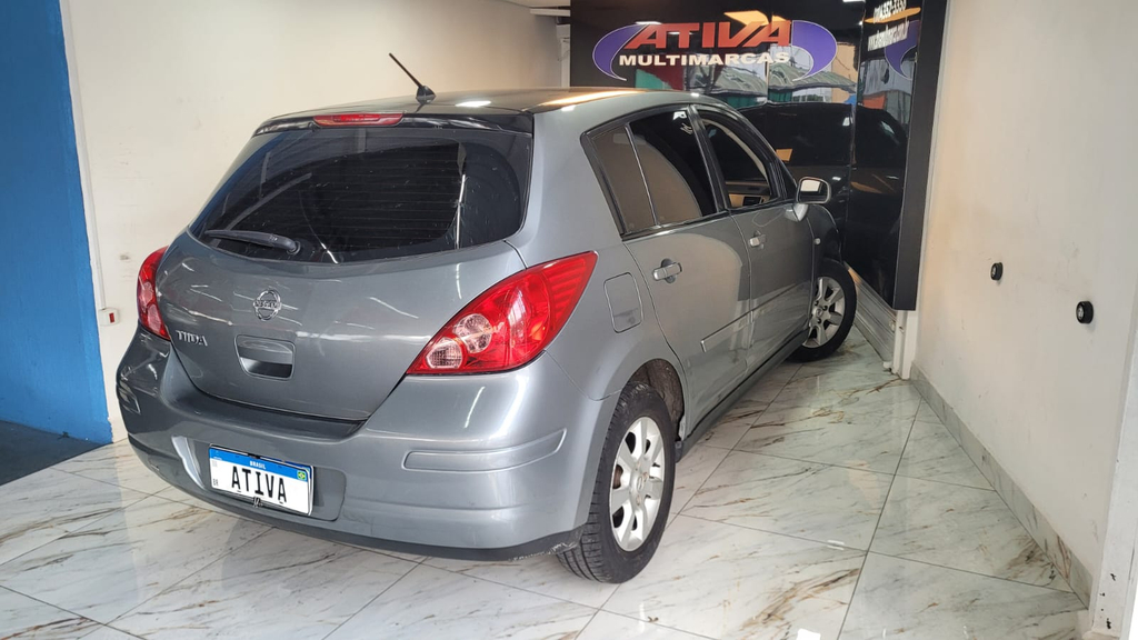 Nissan Tiida Cinza