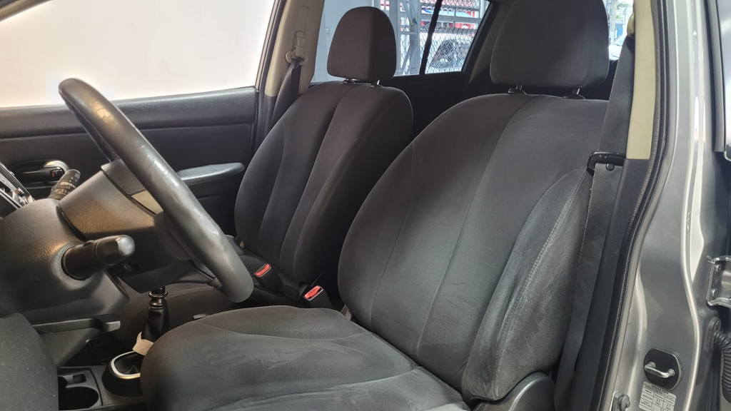 Nissan Tiida Cinza