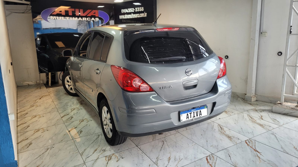 Nissan Tiida Cinza