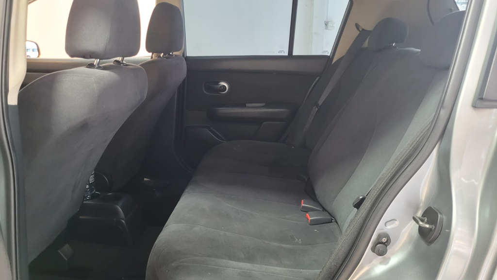 Nissan Tiida Cinza