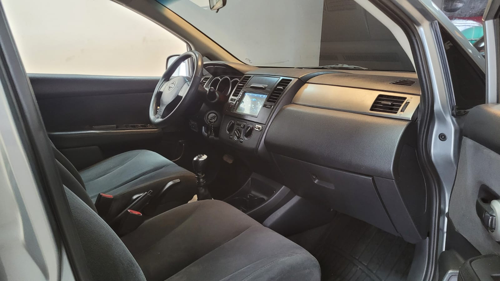 Nissan Tiida Cinza