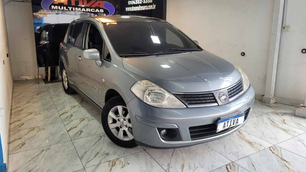 Nissan Tiida Cinza