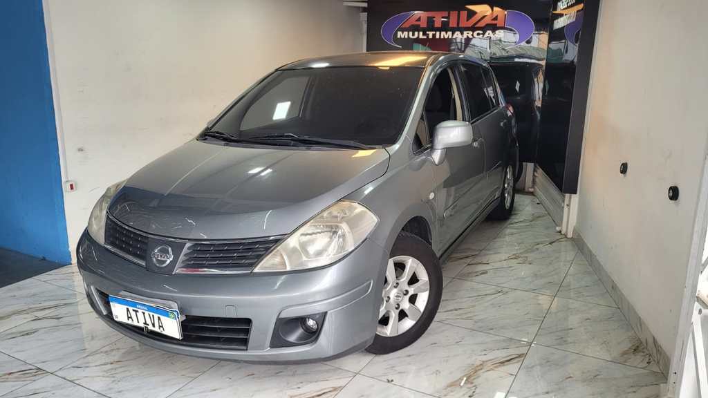 Nissan Tiida Cinza