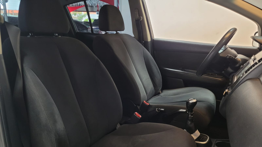 Nissan Tiida Cinza
