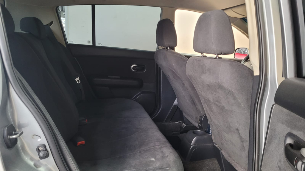 Nissan Tiida Cinza