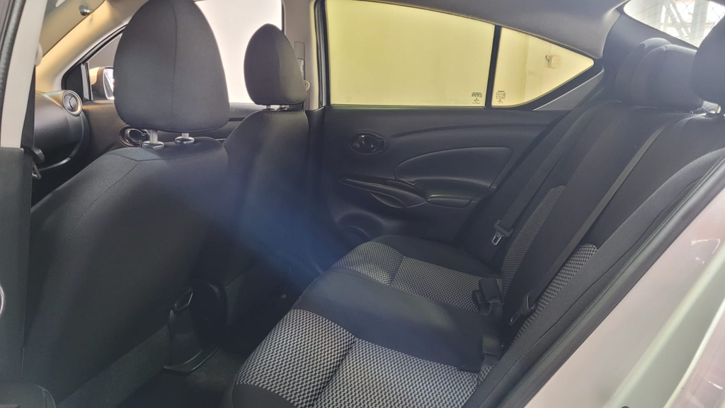 Nissan Versa Prata