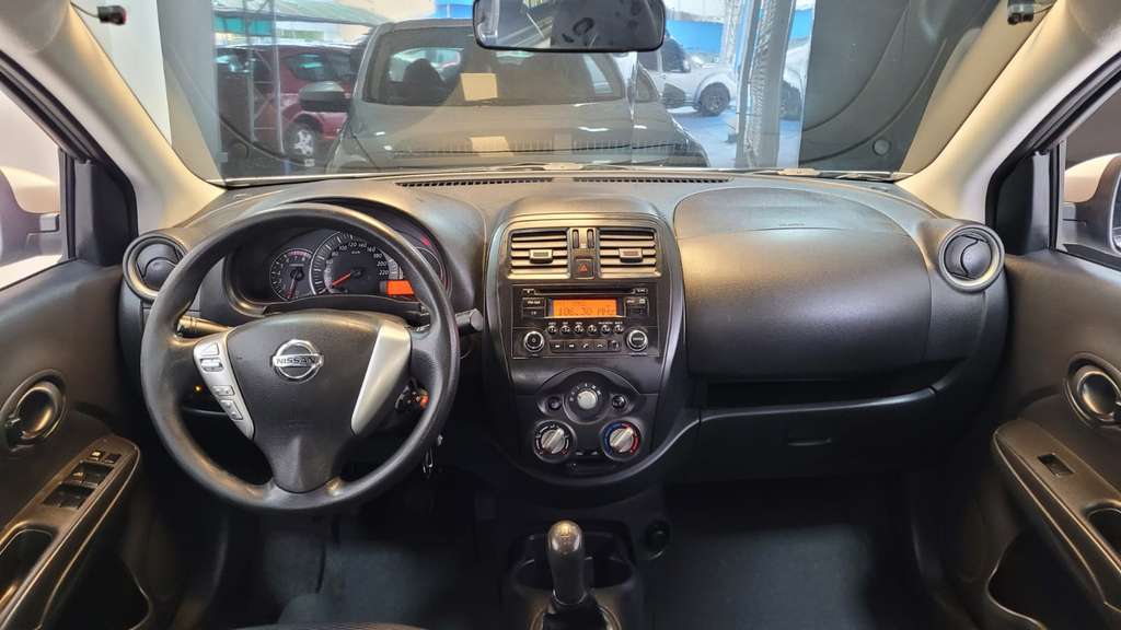 Nissan Versa Prata