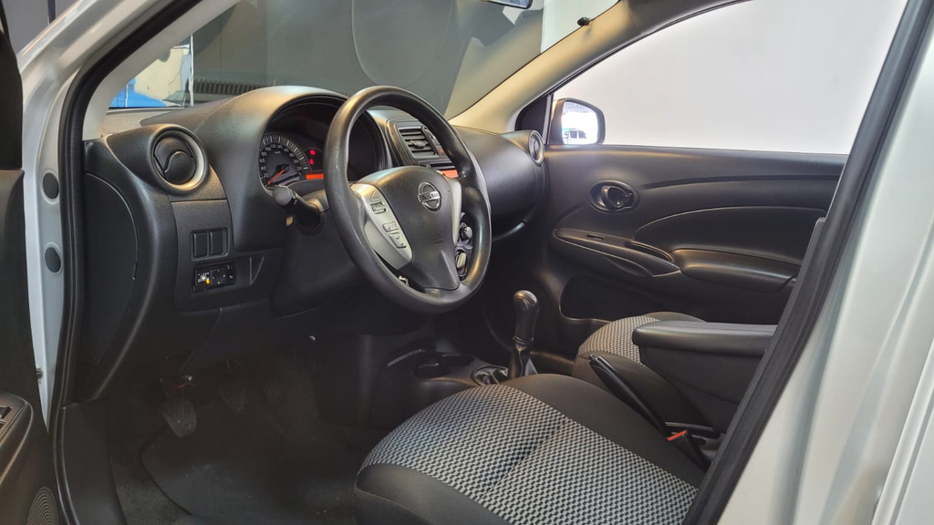 Nissan Versa Prata