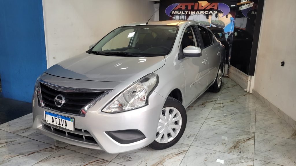 Nissan Versa Prata