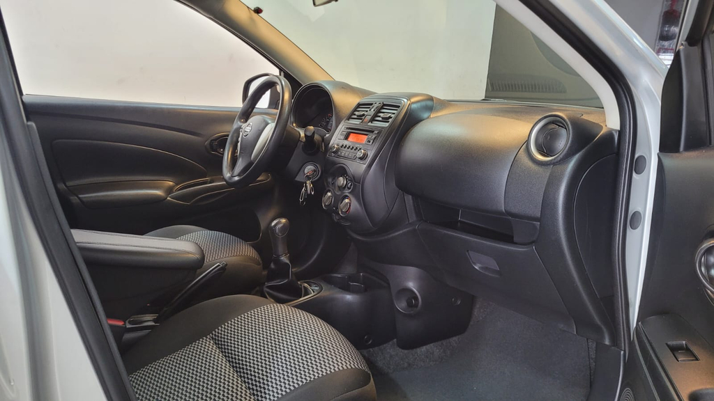Nissan Versa Prata