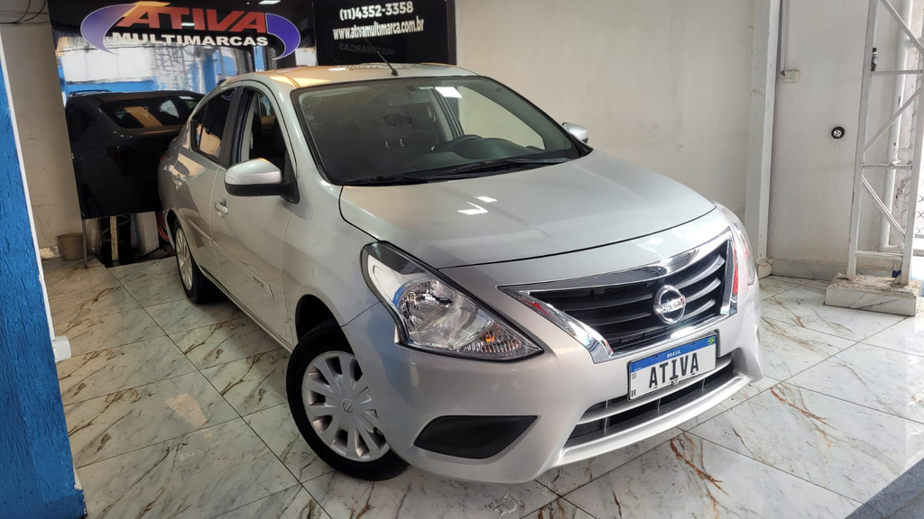 Nissan Versa Prata