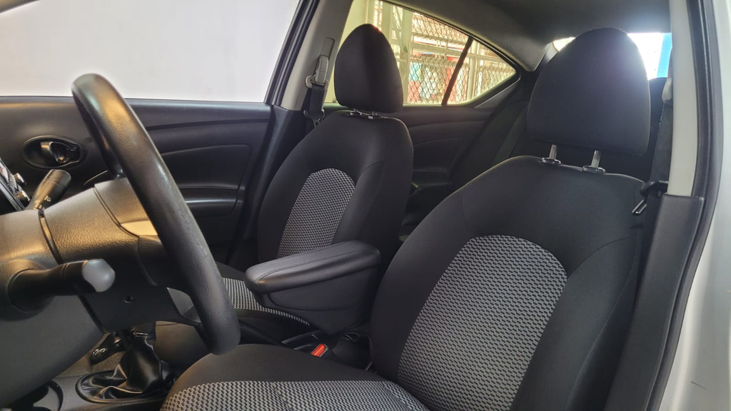 Nissan Versa Prata
