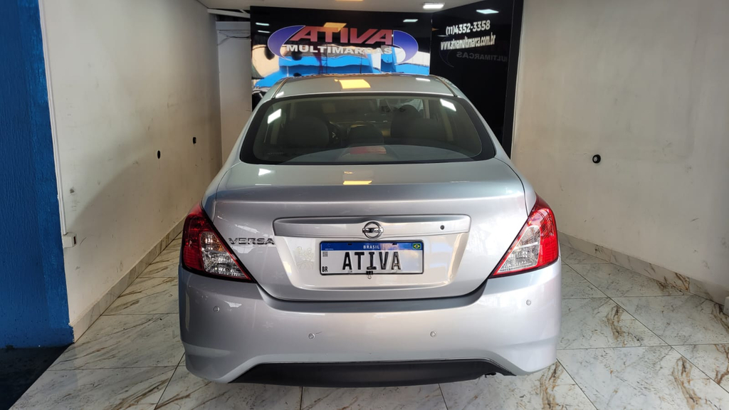 Nissan Versa Prata