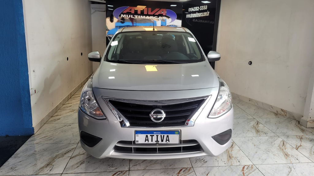 Nissan Versa Prata