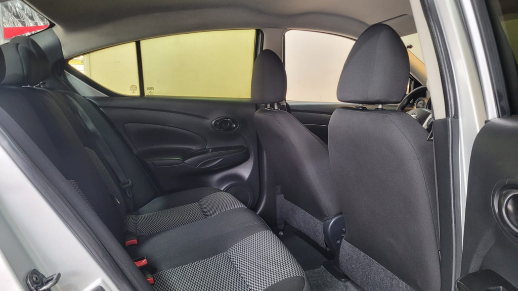 Nissan Versa Prata