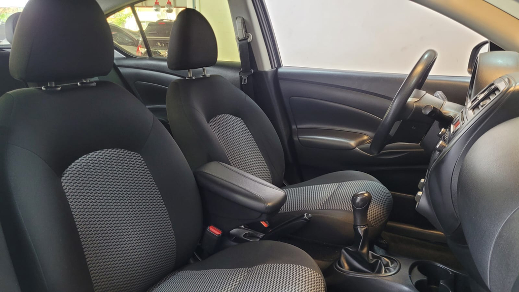 Nissan Versa Prata