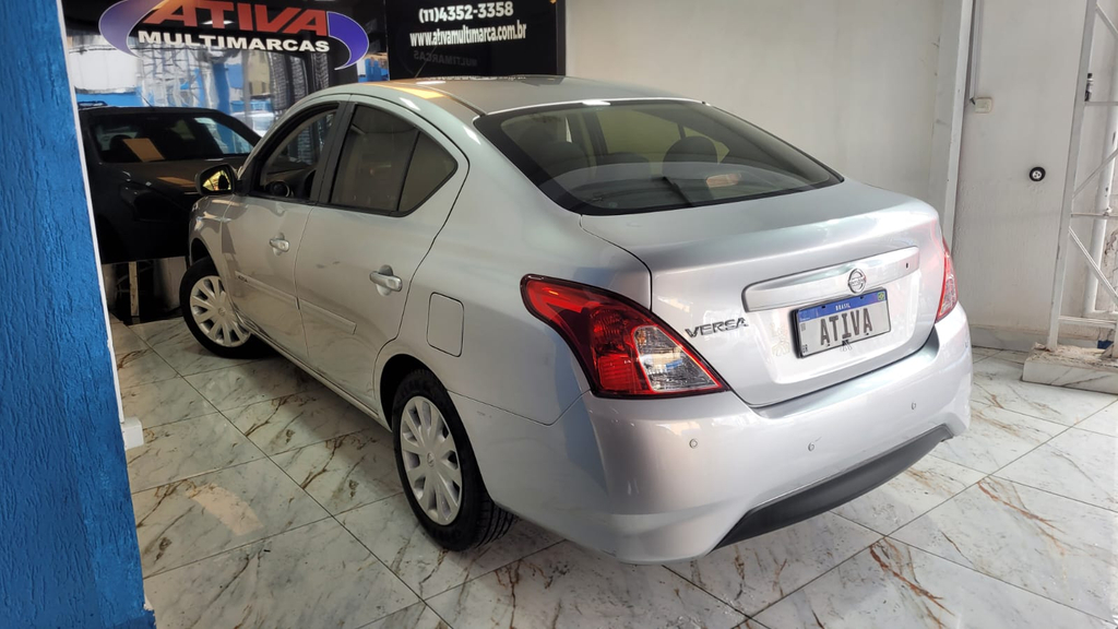 Nissan Versa Prata