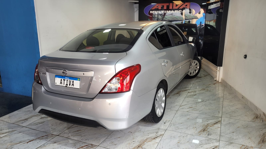 Nissan Versa Prata