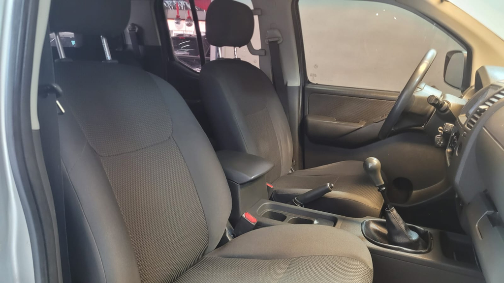 Nissan Frontier Prata
