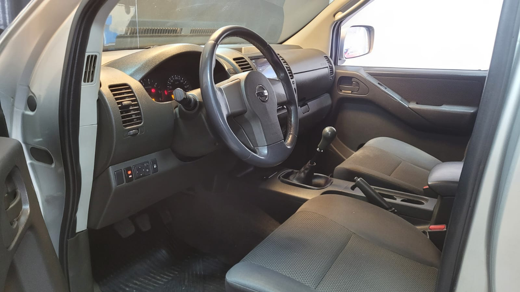 Nissan Frontier Prata