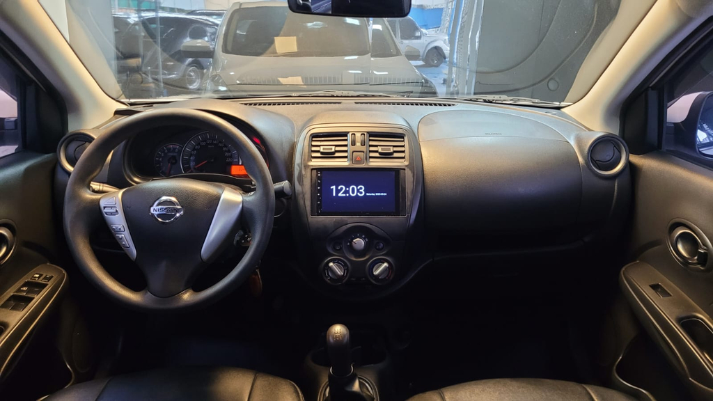 Nissan Versa Branco