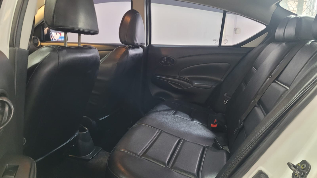 Nissan Versa Branco