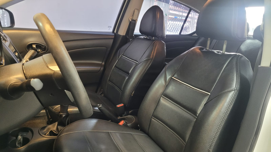 Nissan Versa Branco