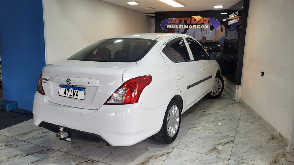 Nissan Versa Branco