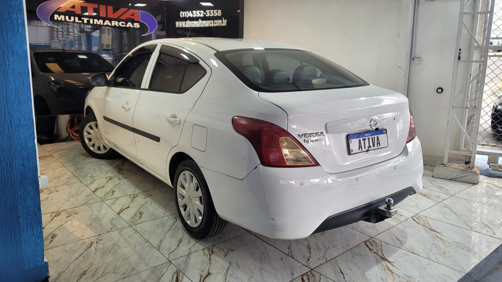 Nissan Versa Branco