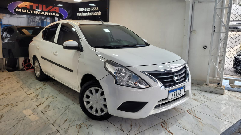 Nissan Versa Branco