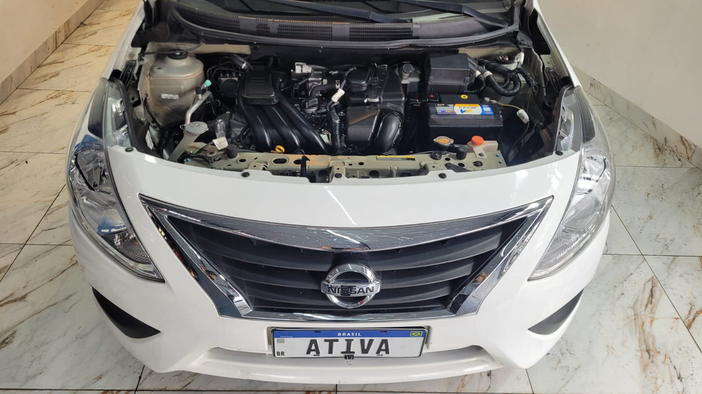 Nissan Versa Branco
