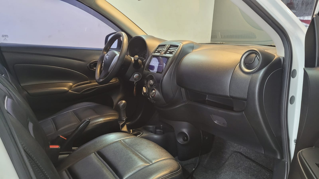 Nissan Versa Branco