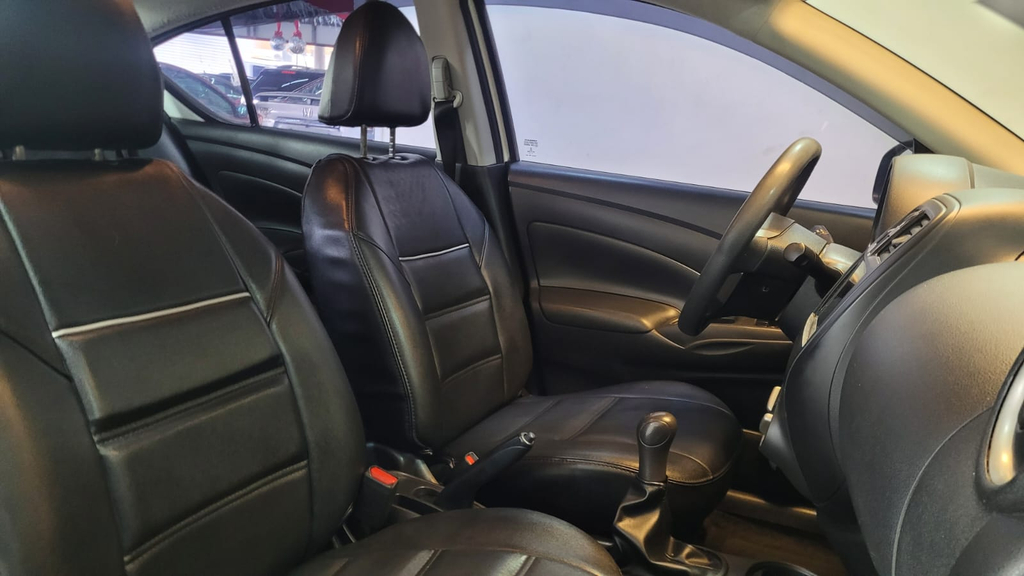 Nissan Versa Branco