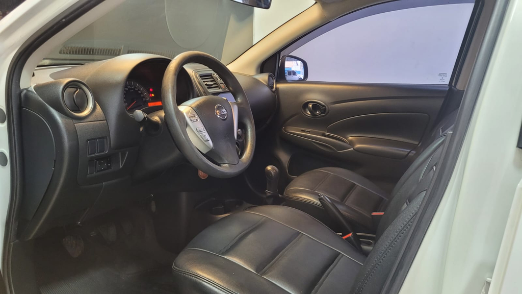 Nissan Versa Branco