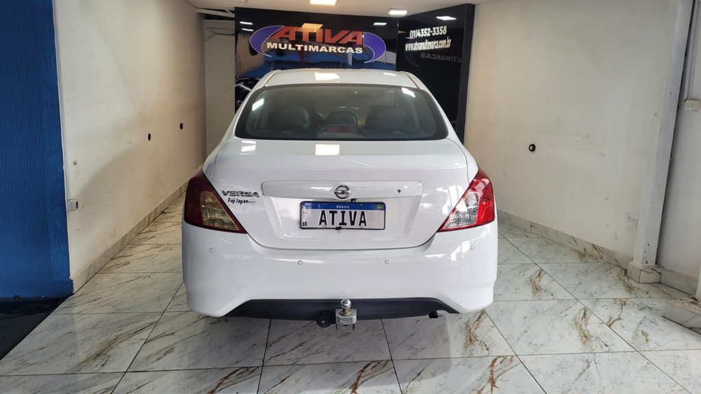 Nissan Versa Branco