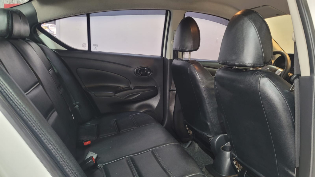 Nissan Versa Branco