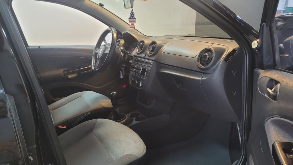 Volkswagen Voyage Preto