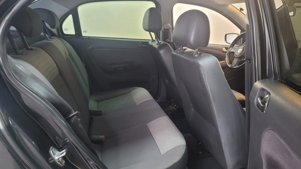 Volkswagen Voyage Preto