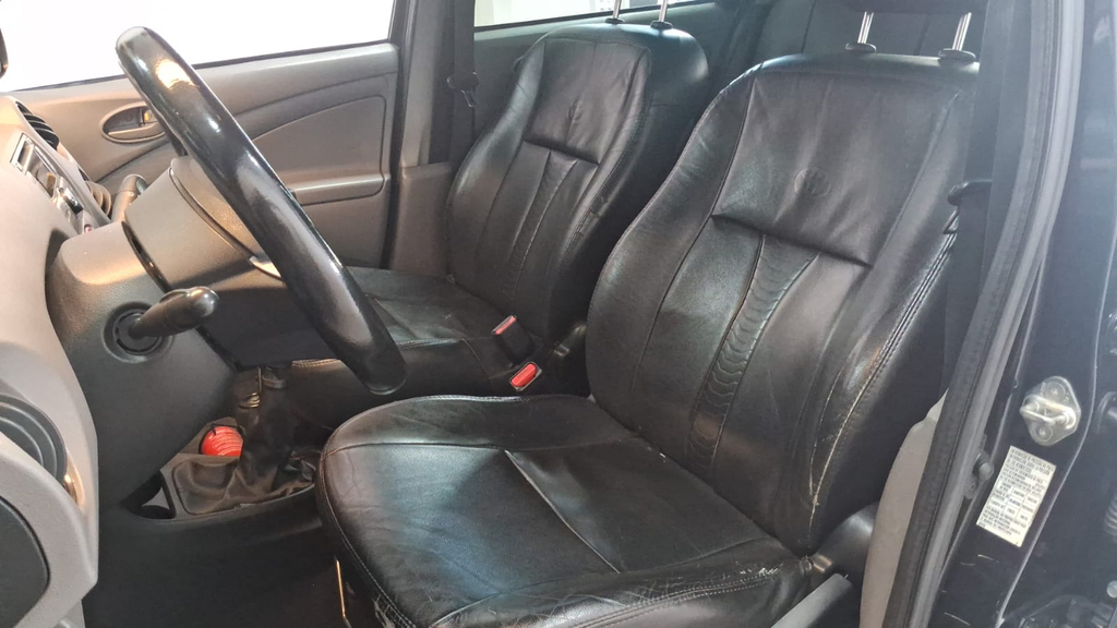 Toyota Etios Hatch Preto