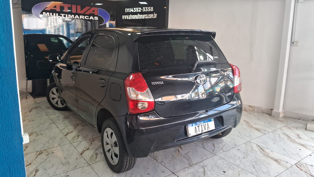 Toyota Etios Hatch Preto