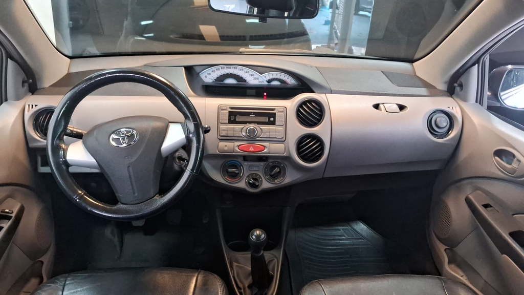 Toyota Etios Hatch Preto