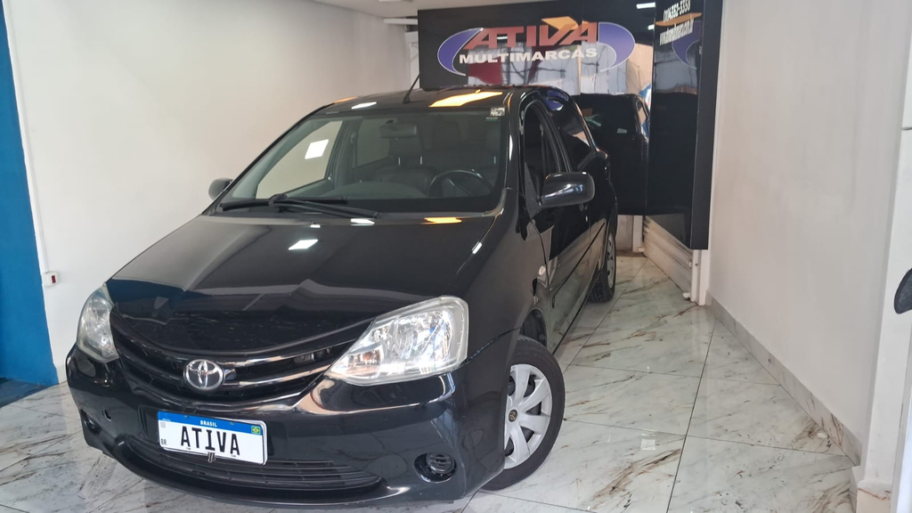 Toyota Etios Hatch Preto